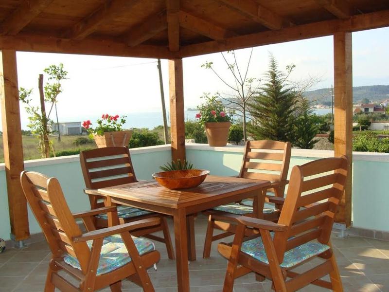 One-Bedroom Apartment with Terrace and Sea View image 3