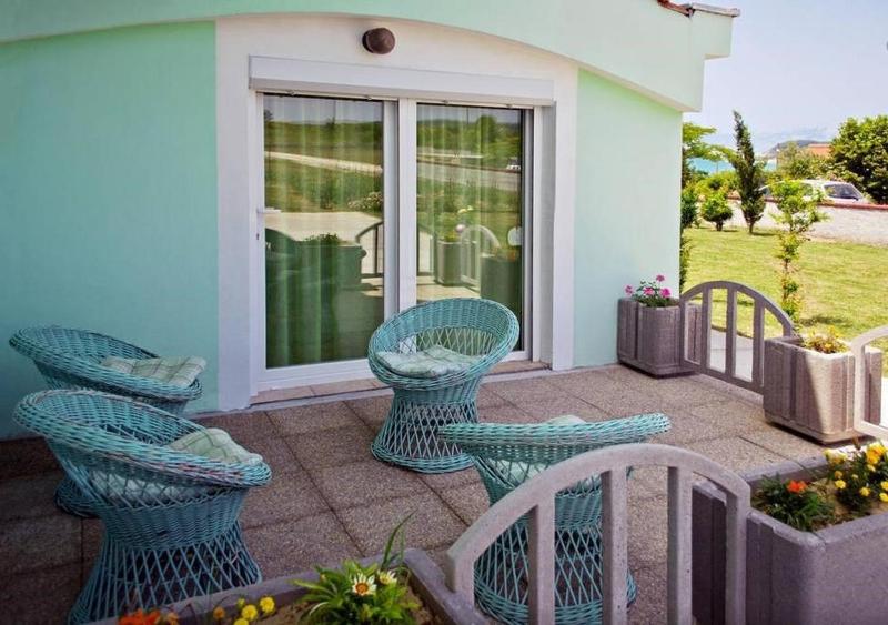 One-Bedroom Apartment with Terrace and Sea View image 2