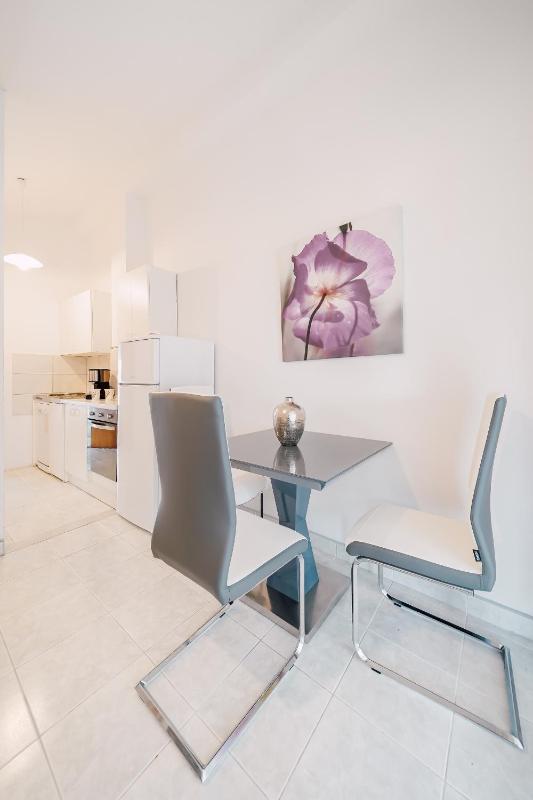 One-Bedroom Apartment with Terrace and Sea View image 4