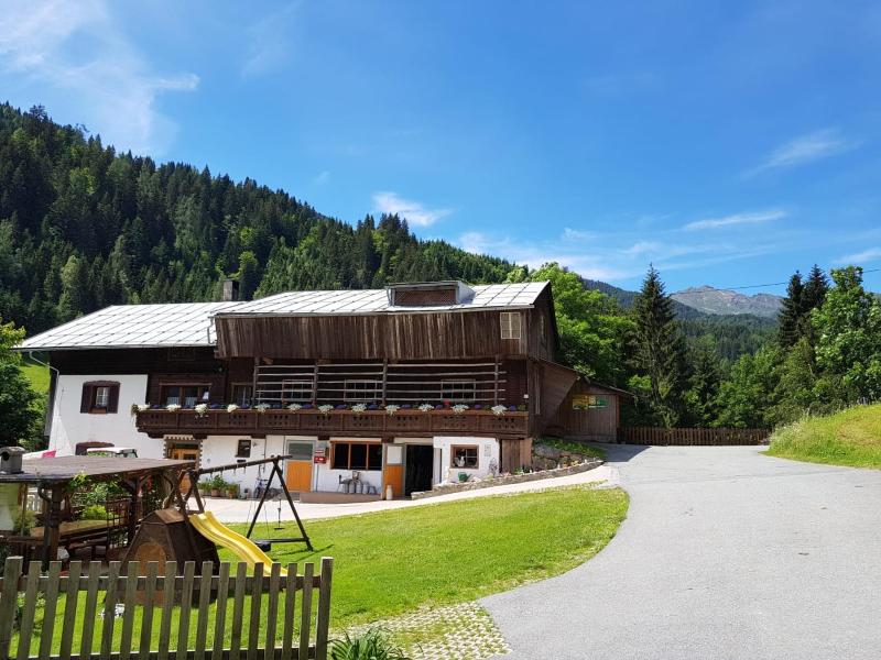 One-Bedroom Apartment with Balcony and Mountain View   image 1