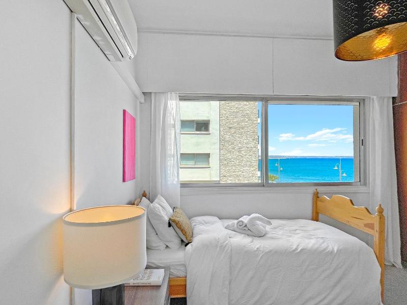 2BR Seafront Apt in center with community pool - image 3