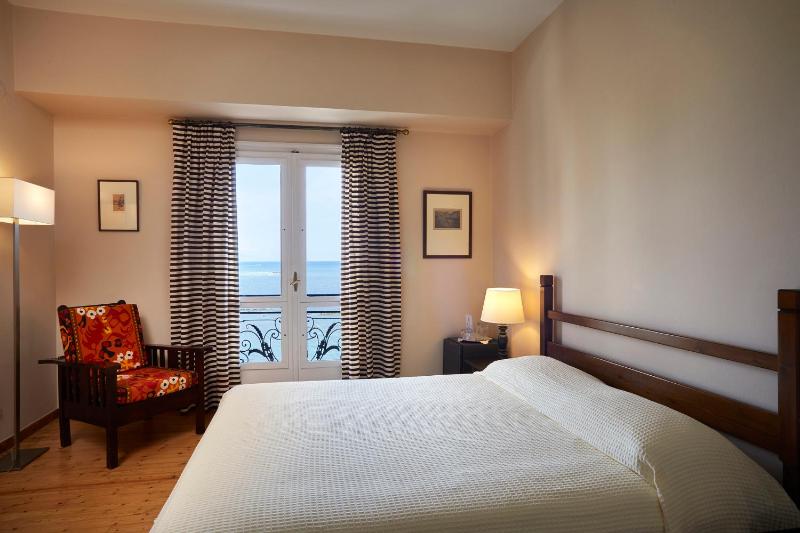 Double Room image 3