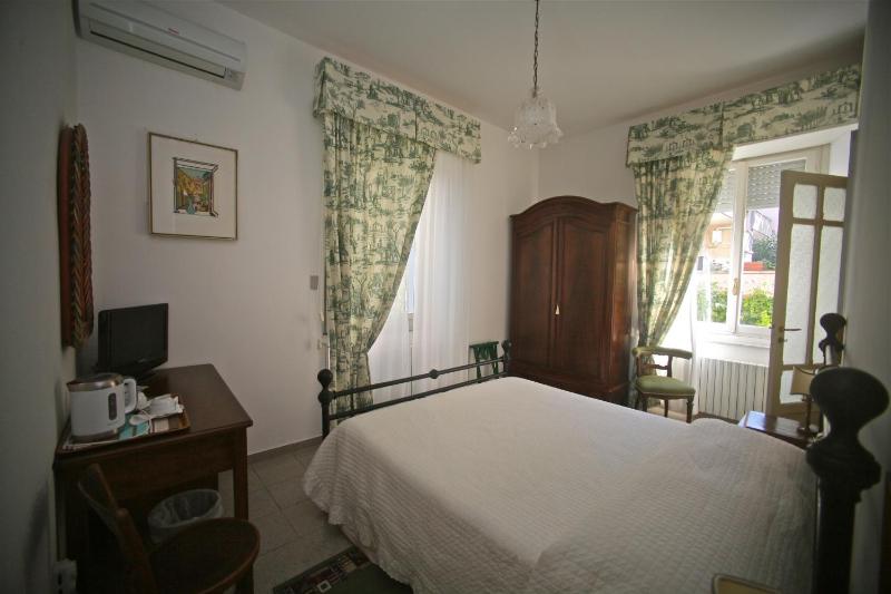 Double or Twin Room image 3