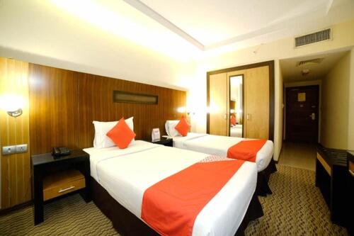 Standard Twin Room image 2