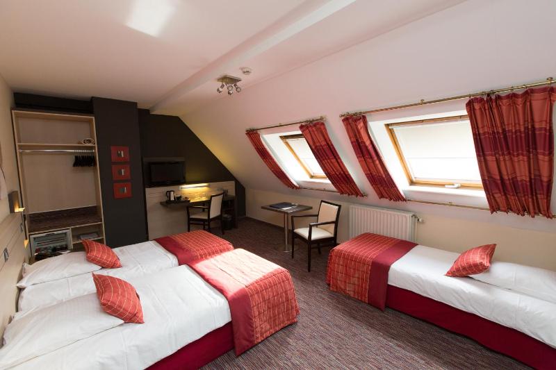 Classic Triple Room image 3