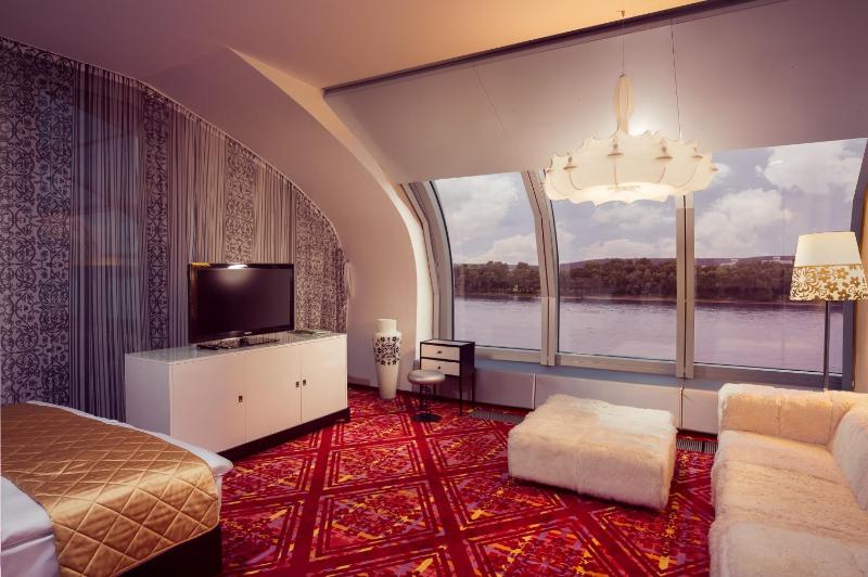 Corner Suite image 4