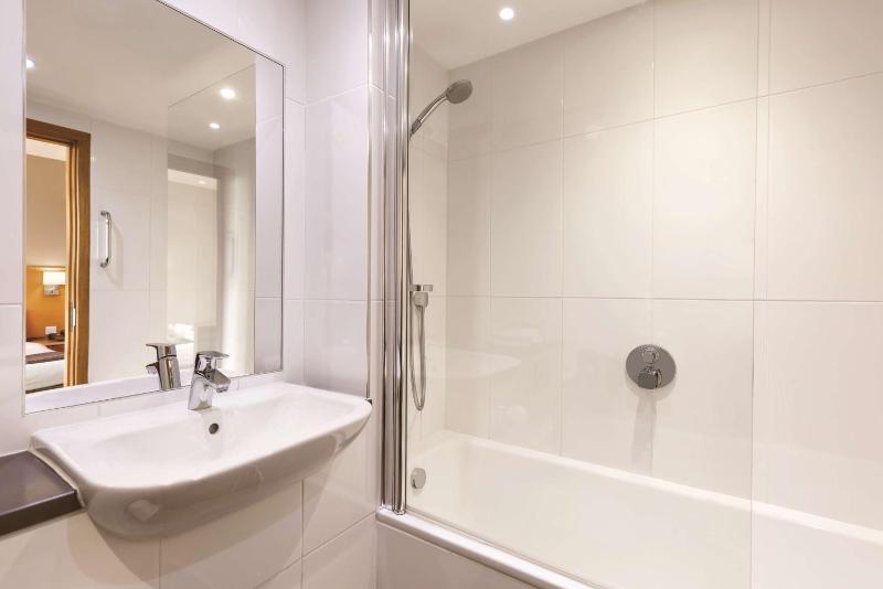 Standard Room with One Double Bed and One Single Bed image 4