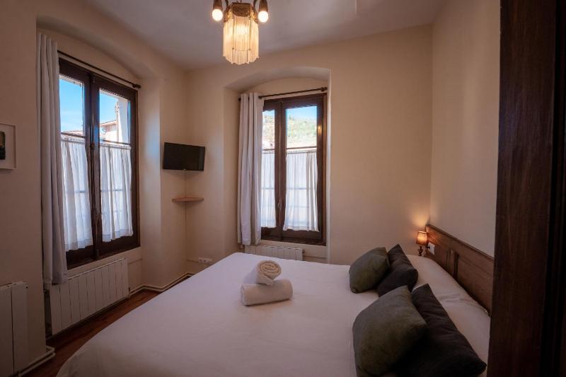 Deluxe Double Room (2 Adults + 2 Child) with Spa Bath image 1