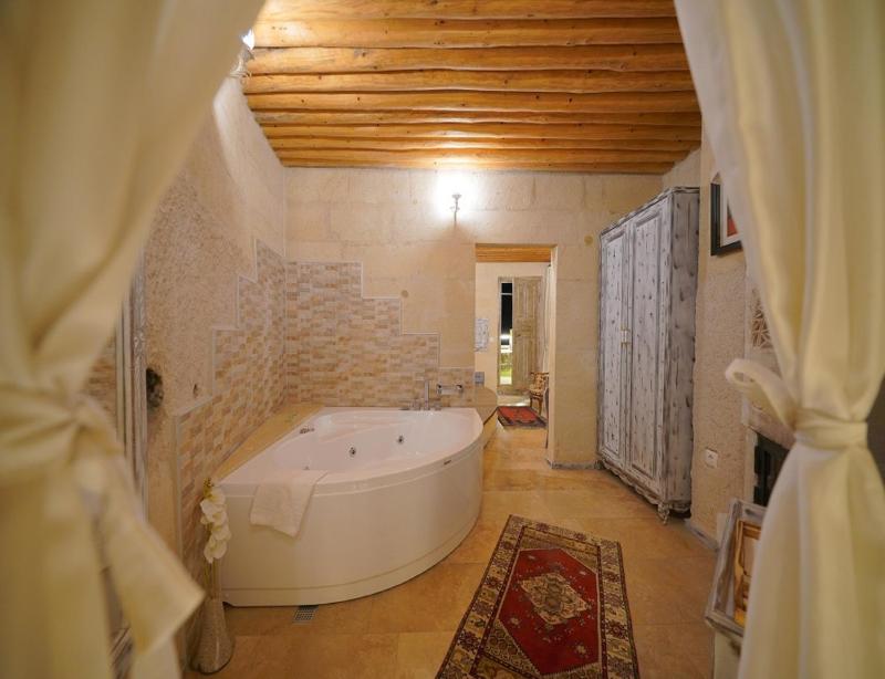 King Suite with Balcony image 3