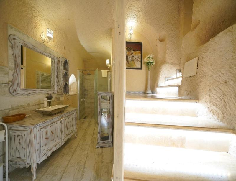 King Suite with Balcony image 2