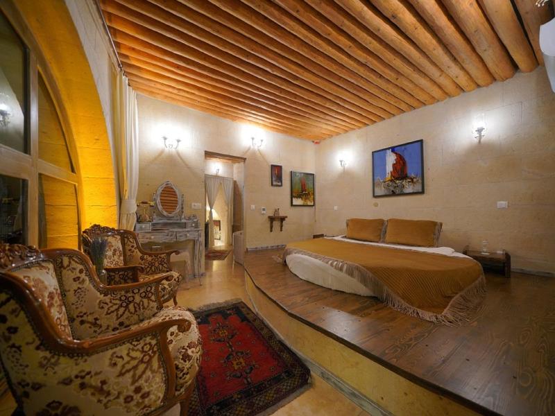 King Suite with Balcony image 4
