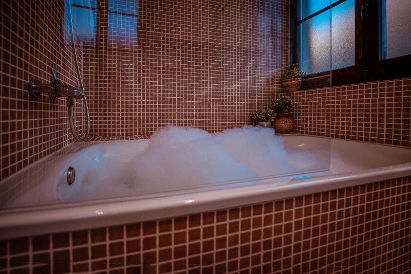 Grand Deluxe Suite with Terrace and Bath image 4