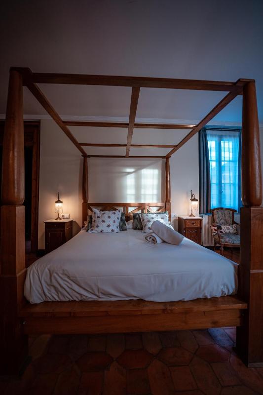 Grand Deluxe Suite with Terrace and Bath image 2