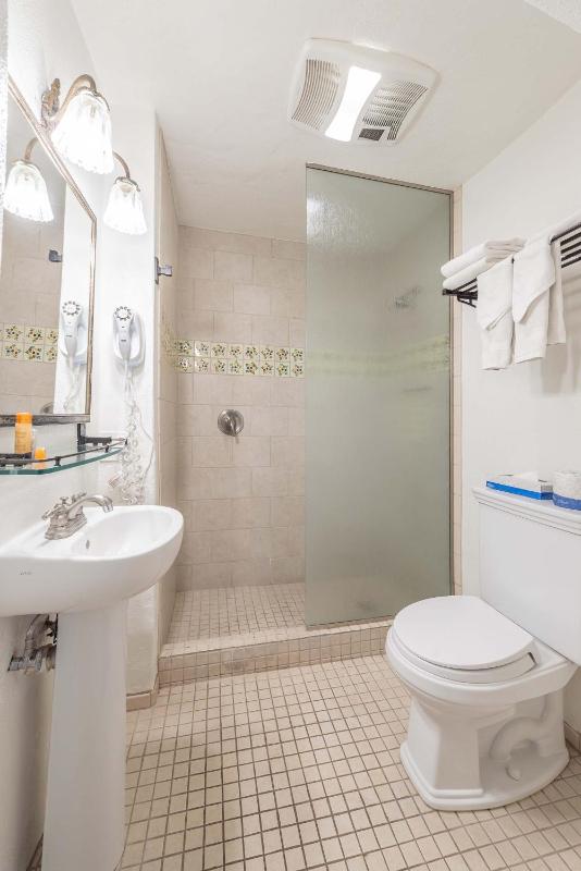 Small Double Room image 3