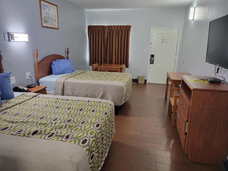 Queen Room with Two Queen Beds image 3
