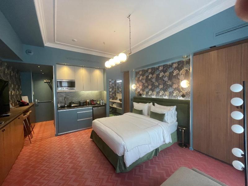 Eiffel Suite Junior image 1