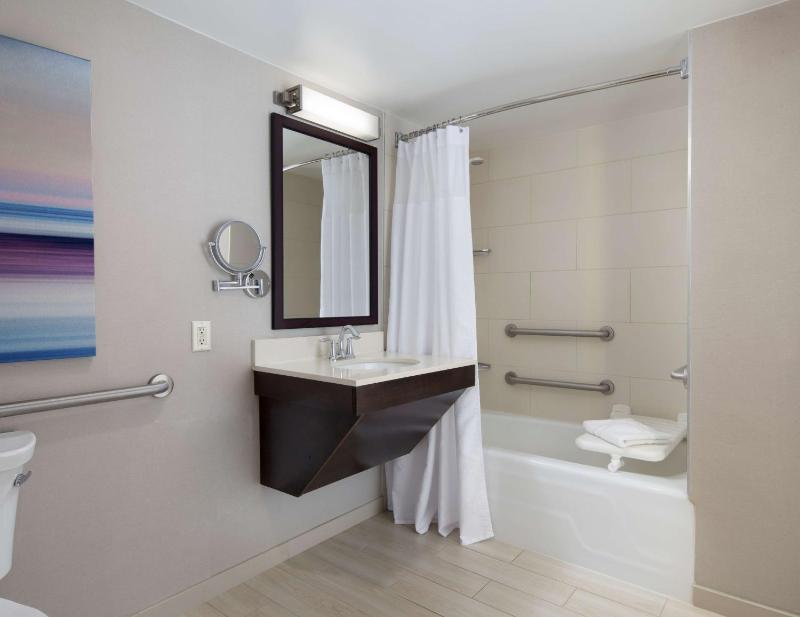 Deluxe Queen Room with Accessible Tub - Mobility/Hearing Accessible image 2