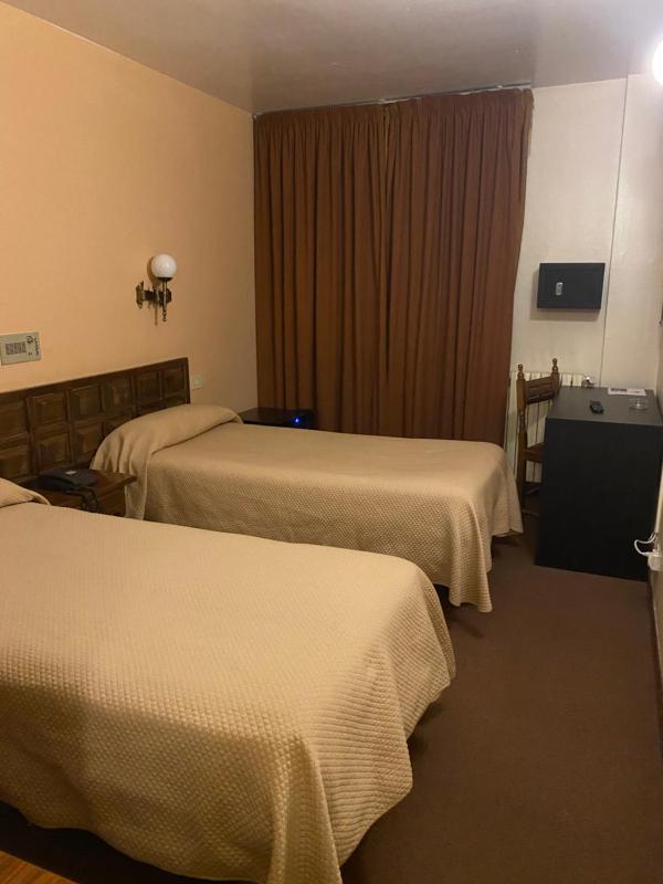 Standard Twin Room image 4