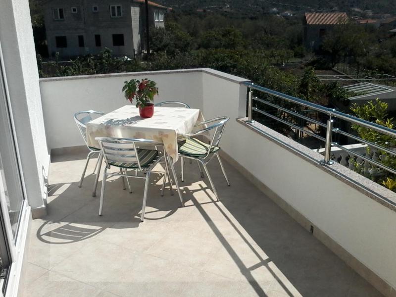 One-Bedroom Apartment with Terrace and Sea View image 4