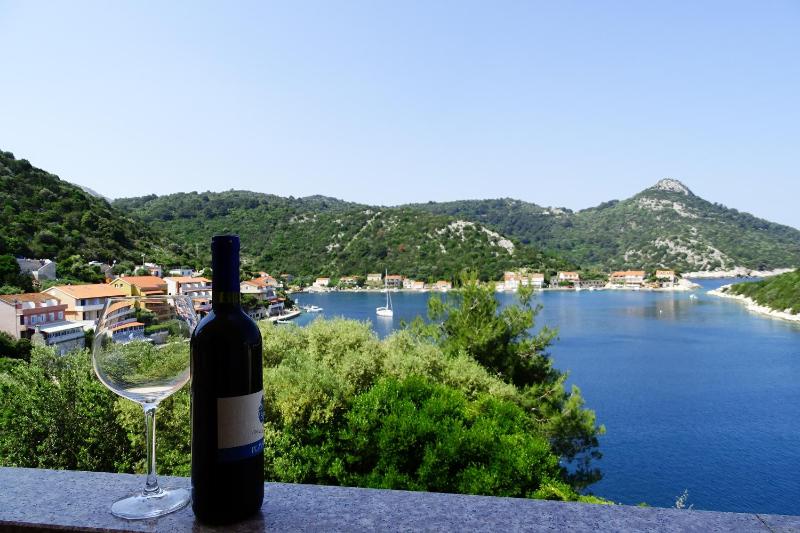 Two-Bedroom Apartment with Balcony and Sea View image 3