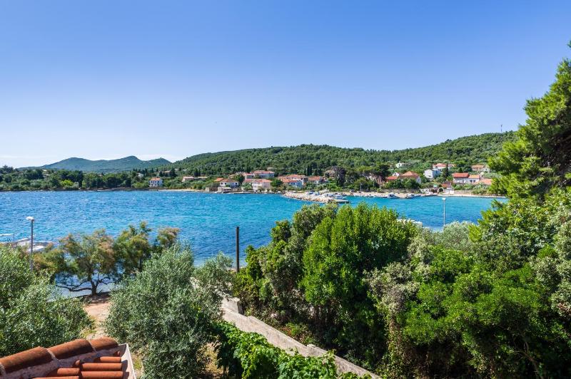 One-Bedroom Apartment with Terrace and Sea View image 3