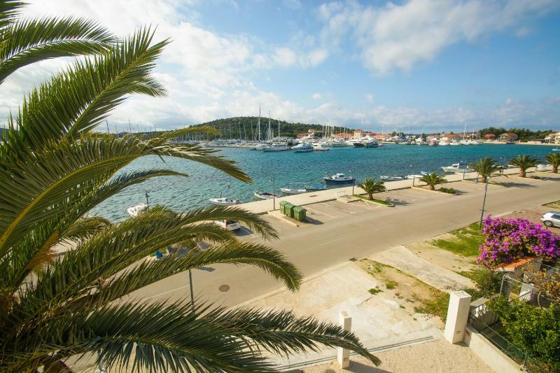 Apartments by the sea Rogoznica - 12820 - image 17