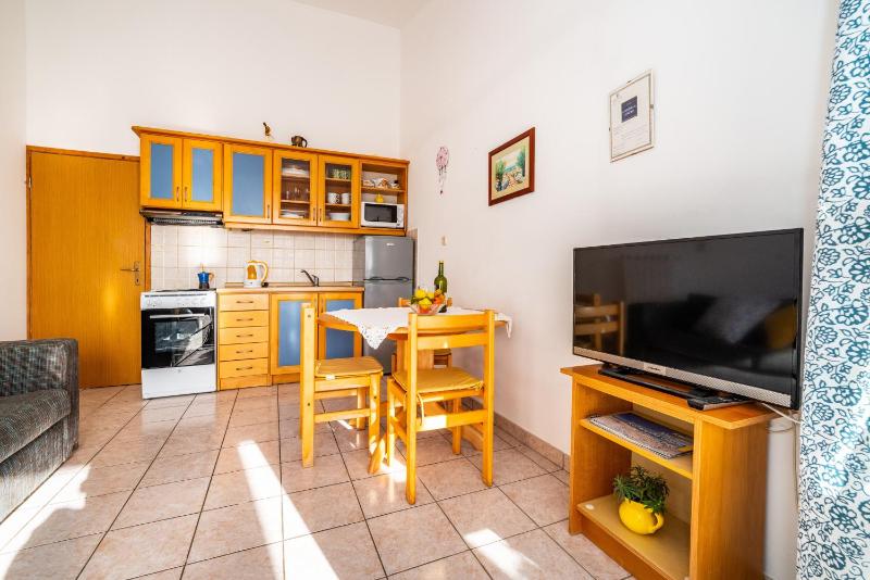 Apartments by the sea Mandre Pag - 13015 - image 10