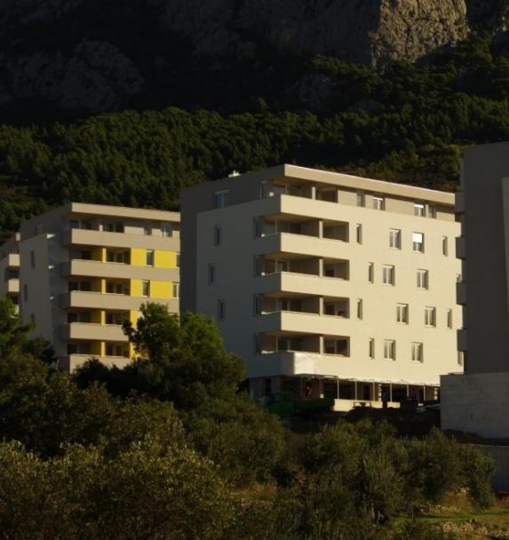 Apartments with a parking space Makarska - 13028 - image 1