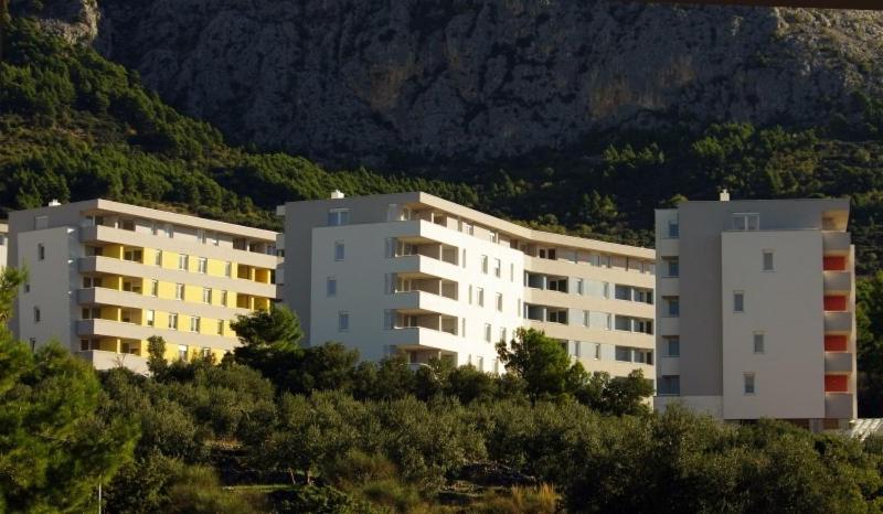 Apartments with a parking space Makarska - 13028 - image 2