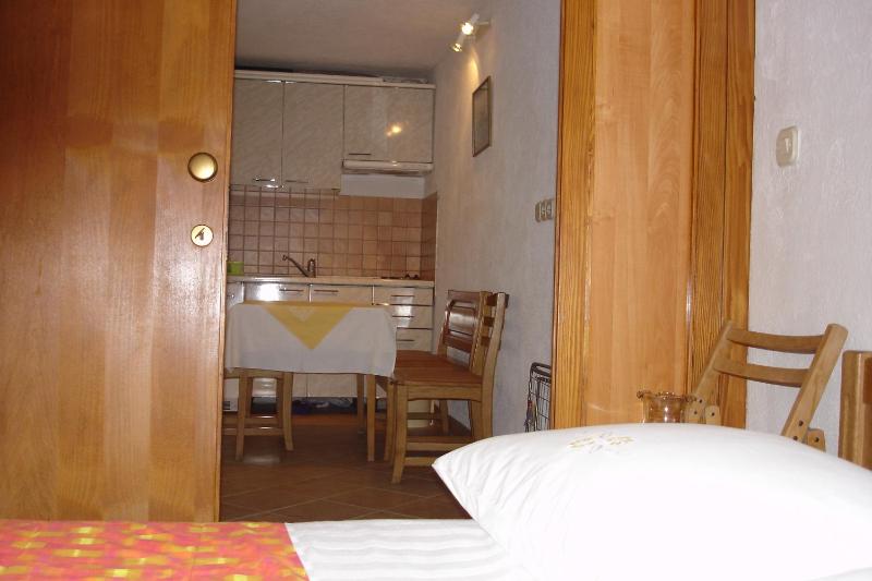 Apartments by the sea Brela Makarska - 13052 - image 11