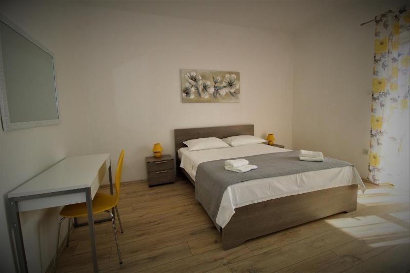 Apartments and rooms with parking space Pag - 13060 - image 12