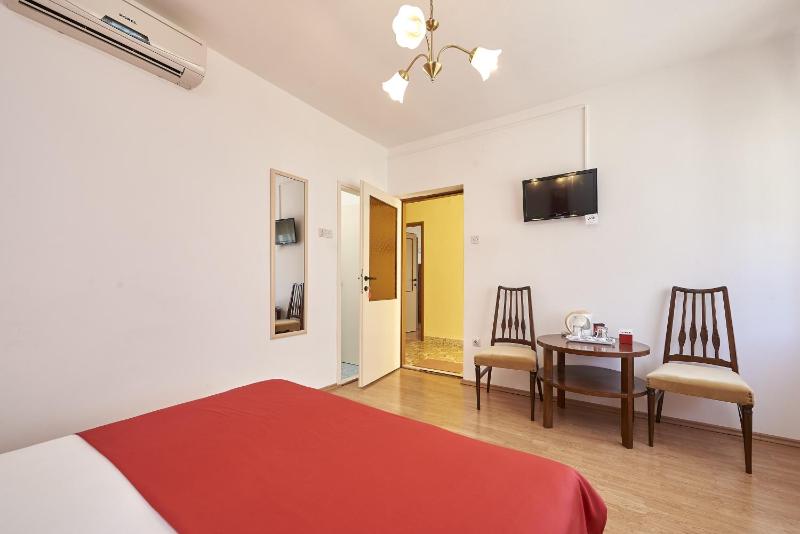 Double Room image 4