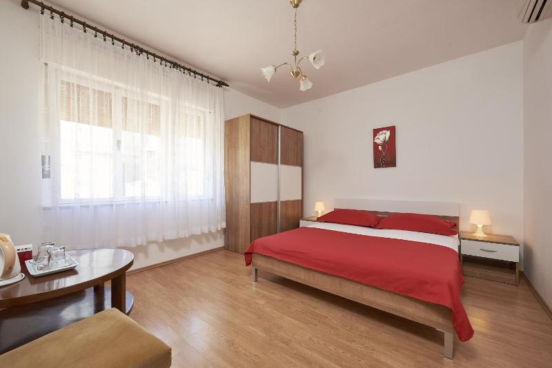 Double Room image 3