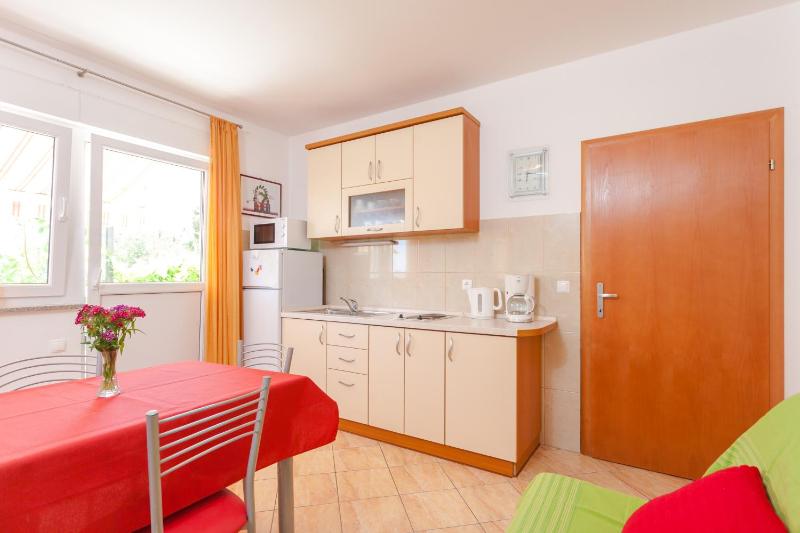 Apartments and rooms by the sea Brela Makarska - 13118 - image 9