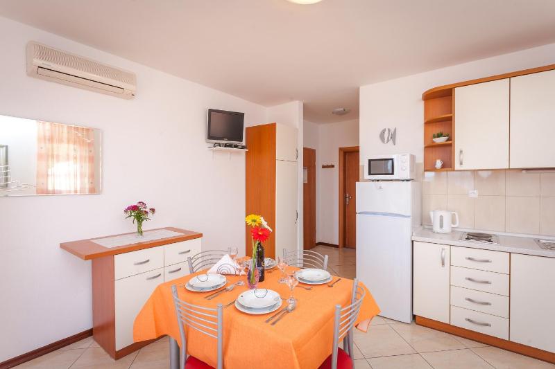 Apartments and rooms by the sea Brela Makarska - 13118 - image 11