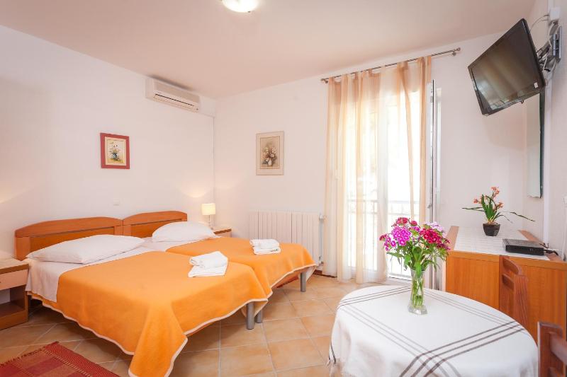 Apartments and rooms by the sea Brela Makarska - 13118 - image 35