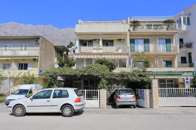 Apartments by the sea Makarska - 13222 - image 1