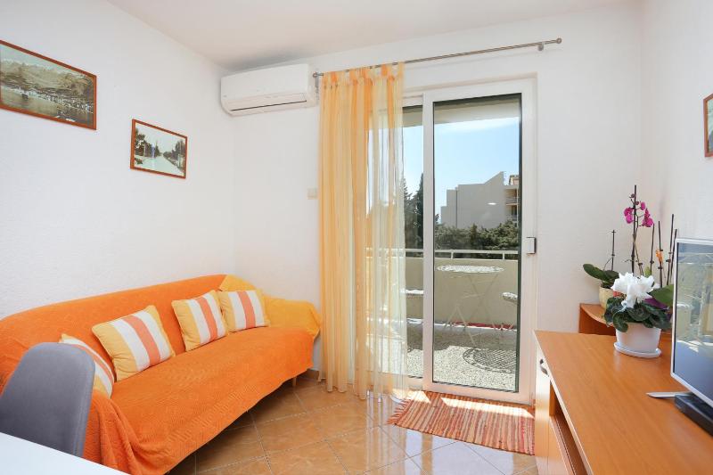 Apartments by the sea Makarska - 13222 - image 12