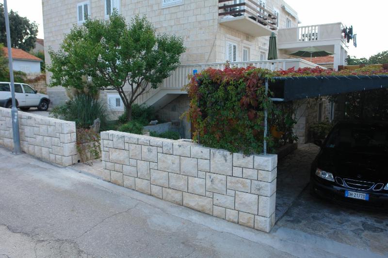 Apartments with parking space Supetar Brac - 13180 - image 1