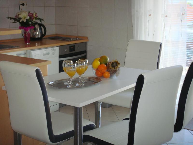 Apartments with parking space Supetar Brac - 13180 - image 2