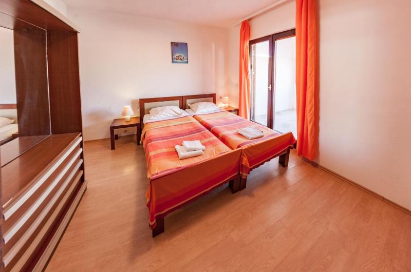 Apartments and rooms with parking space Pag - 13355 - image 21