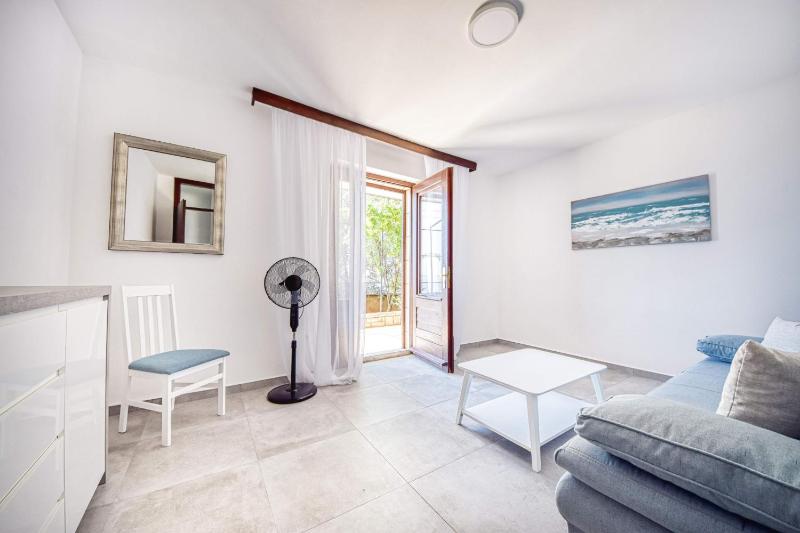 One-Bedroom Apartment with Terrace and Sea View image 1