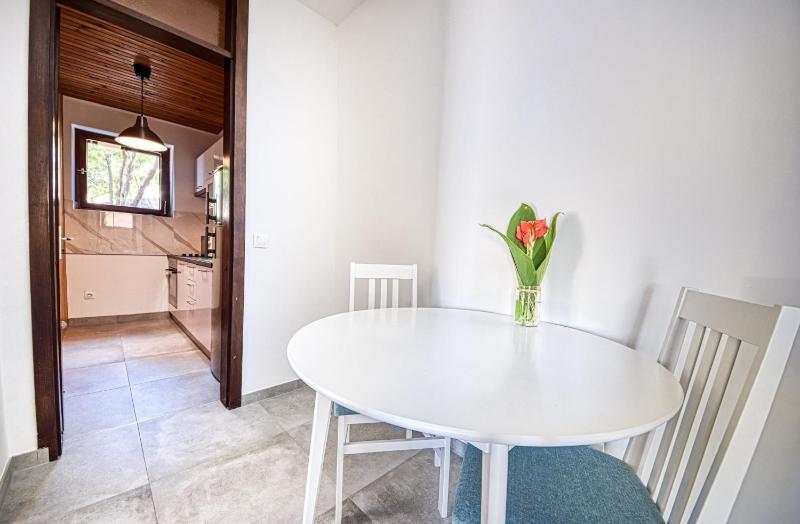 One-Bedroom Apartment with Terrace and Sea View image 4