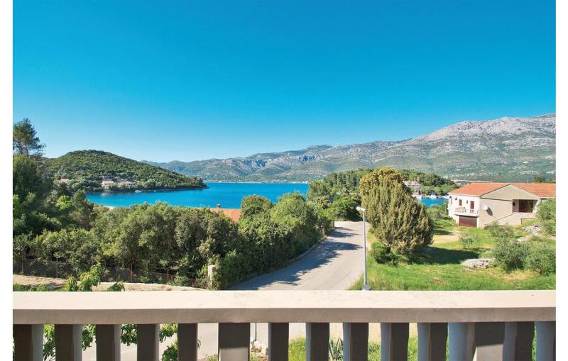 Three-Bedroom Apartment with Terrace and Sea View image 3