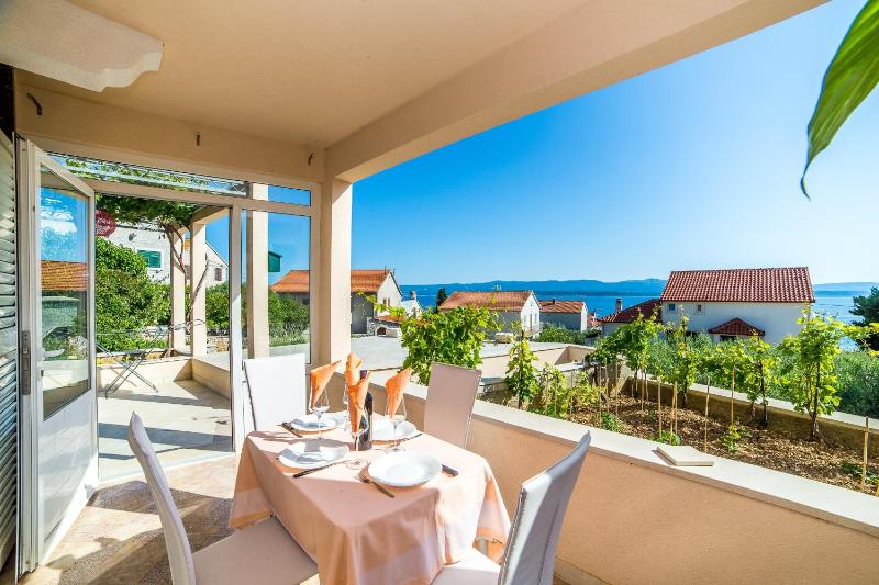One-Bedroom Apartment with Balcony and Sea View image 3