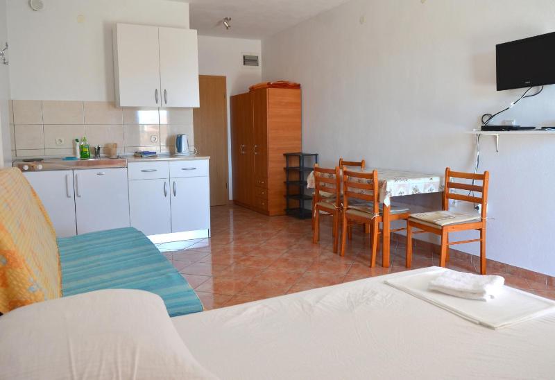 Studio with Balcony and Sea View image 4