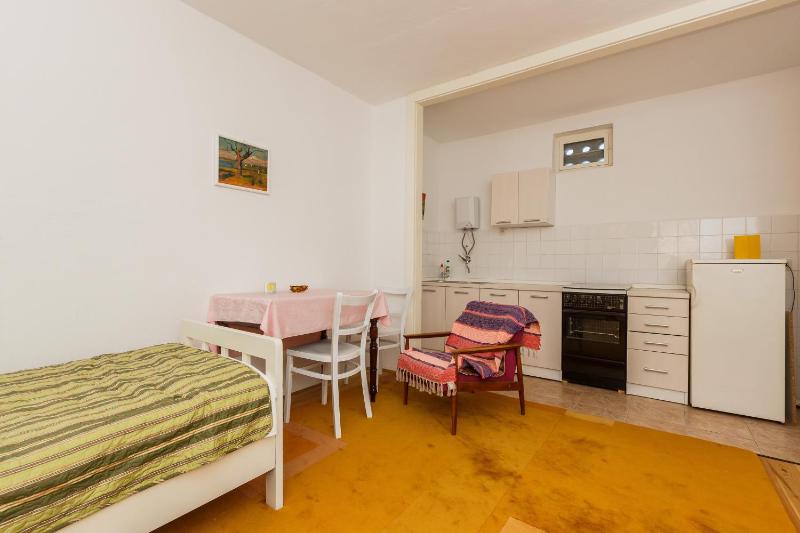 Apartments by the sea Kastel Stari Kastela - 14577 - image 6