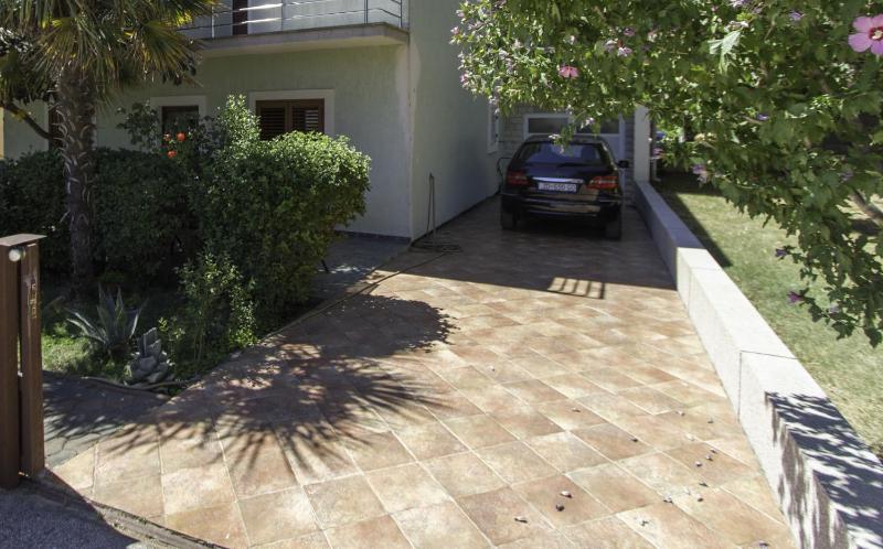 Apartments with a parking space Zadar - 14685 - image 2