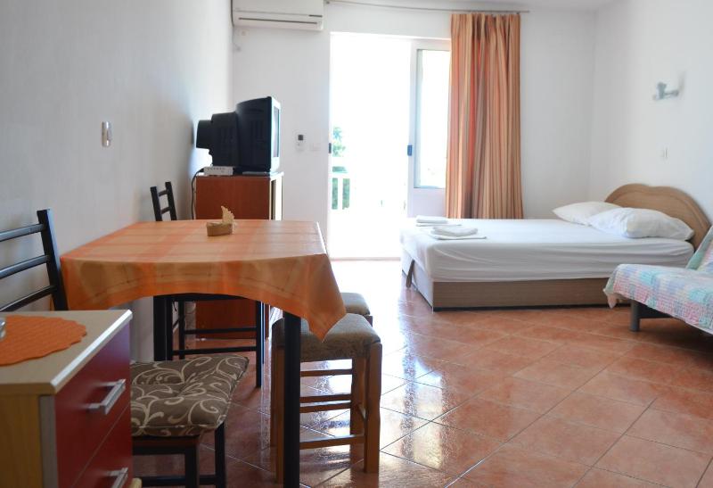 Studio with Balcony and Sea View image 3