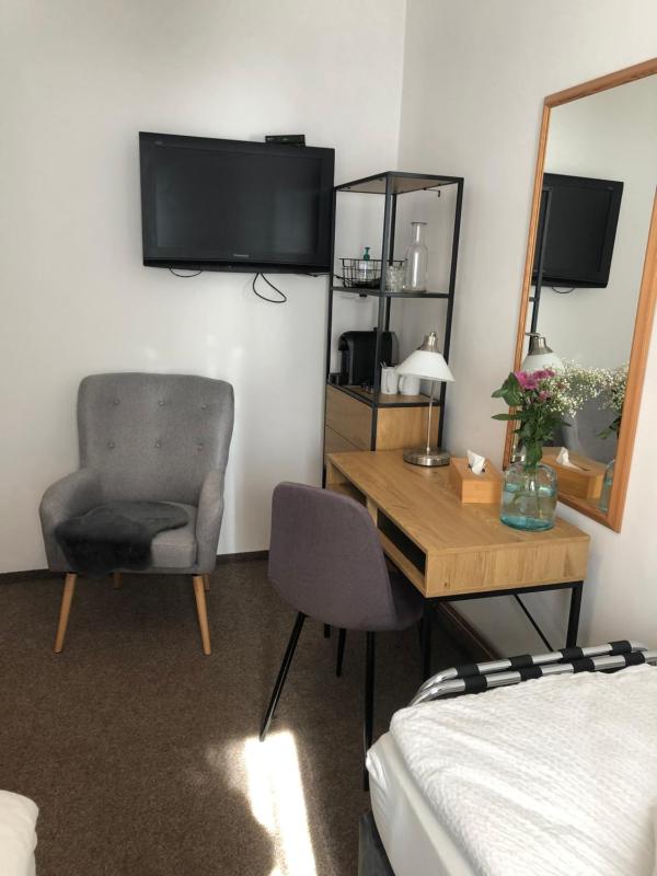 Economy Twin Room image 4